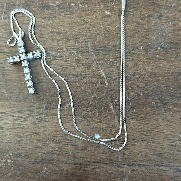 Beautiful Silver Cross and chain - Picture 1 of 6